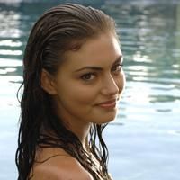 Phoebe Tonkin as Cleo (despre) - Nume real: Phoebe Tonkin Alias: Cleo Data - Cleo